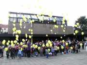 Slot van de vredesweek : ballonnen met een vredeswens voor de wereld